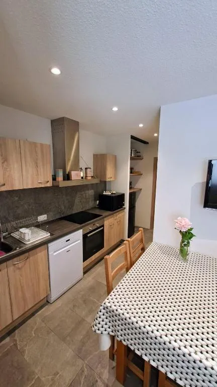 Cuisine équipée avec table repas — La Loge, Saint-Gervais