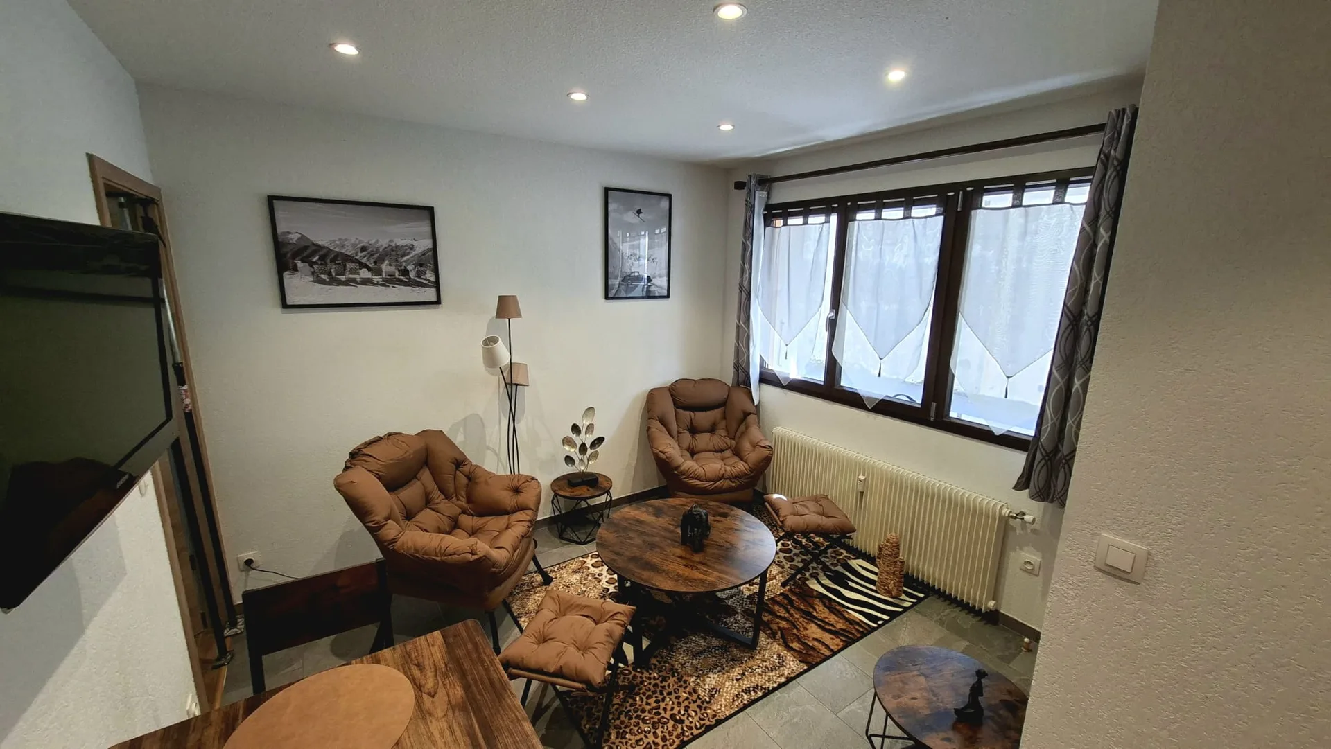 Coin salon — fauteuils et coin lecture, La Loge, appartement RDC Saint-Gervais-les-Bains