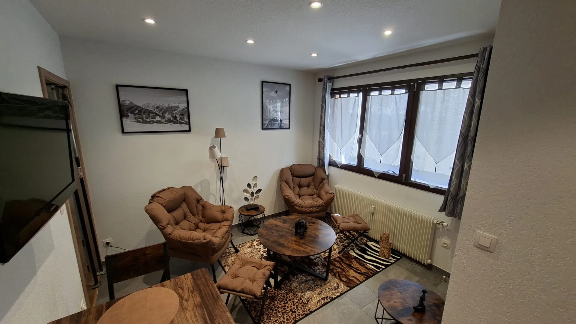 Coin salon — fauteuils et télévision écran plat, La Loge, RDC centre-village Saint-Gervais